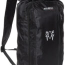 Zaino ultra compatto e leggero in poliuretano TPU UL con Sistema Quick Proof ad elevata tenuta d’acqua, spallacci ultra slim e tasca esterna water resistant. Dotato di un pratico sacchetto per stivarlo in pochissimo spazio.