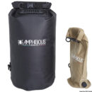 Costruito in leggero TPU e dotato di valvola per espellere l'aria in eccesso. Ideale per conservare o trasportare capi asciutti occupando poco spazio. Maniglia per il trasporto (sul 20l e 60l) e spallaccio (su tutti i modelli).