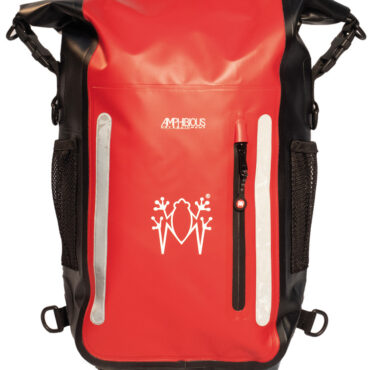 Chiusura quick proof, schienale imbottito con tessuto reticolare traspirante, supporto lombare rimovibile, bande rifrangenti, tasche con cerniere water resistant, tasche a rete.