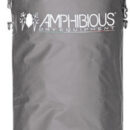 Sacca stagna classica robusta ed essenziale. Semplice e versatile da garantire la massima flessibilità. Sistema di chiusura Quick Proof, maniglia per il trasporto in robusto PVC e spallaccio a tracolla.