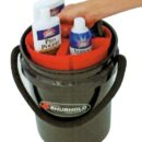 Il sistema è composto da:A) Secchio in plastica UV resistente, con comoda maniglia in treccia di nylon Ø 19 mm.B) Speciale base ad incastro antiderapante, UV resistente, galleggiante. Preserva inoltre la coperta dai graffi.C) Portaoggetti con coperchio, può anche servire come sedile.D) Vano per riporre prodotti per la pulizia.E) Griglia di fondo per favorire l'asciugatura e la conservazione di pelli assorbenti naturali e artificiali, spugne, ecc...