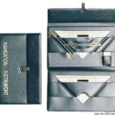 Contenuto in una custodia che salvaguardia l’integrità della strumentazione.Contenuto:- 2 squadre 26.142.40;- 1 compasso 26.141.60;- matita e gomma.Per uso presso le scuole nautiche può essere personalizzato con logo della scuola (quantità minima 50 pezzi).