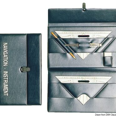 Contenuto in una custodia che salvaguardia l’integrità della strumentazione.Contenuto:- 2 squadre 26.142.40;- 1 compasso 26.141.60;- matita e gomma.Per uso presso le scuole nautiche può essere personalizzato con logo della scuola (quantità minima 50 pezzi).