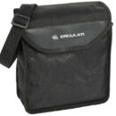 Completamente a tenuta stagna con rivestimento esterno in gomma. Riempito all’interno di gas azoto. Lenti azzurrate anti riflesso Ruby Coating. Completo di tracolla e custodia.