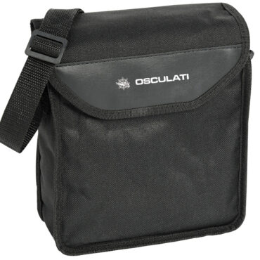 Completamente a tenuta stagna con rivestimento esterno in gomma. Riempito all’interno di gas azoto. Lenti azzurrate anti riflesso Ruby Coating. Completo di tracolla e custodia.