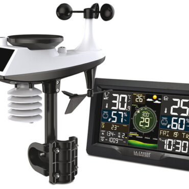 Stazione meteo con sensore 5 in 1 e connessione WiFi, che permette di ottenere una visualizzazione a schermo intero.Informazioni fornite:- Ora (formato 12 o 24 ore) e data + calendario + giorni feriali in 15 lingue- Doppia allarme con modalità snooze- Temperatura interna/esterna con memoria minima/massima- Percezione della temperatura con memoria minima/massima- Umidità interna/esterna con memoria minima/massima- Livello di confort- Previsioni del tempo- Pressione barometrica- Piovosità- Velocità e direzione del vento- Indice luce e UV- Indice di calore e punto di rugiada- Connessione WiFi con App "Tuya" e storico sulla stessa- Retroilluminazione regolabile- Presa di ricarica USB- Frequenza 433 MHz