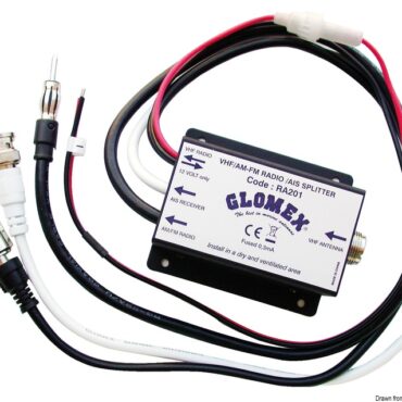 Permette di ricevere le trasmissioni AM/FM/AIS (segnale identificativo natante) attraverso l’antenna VHF.
