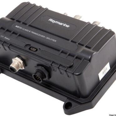 Il sistema AIS (Automatic Identification System), che opera nella banda marittima VHF, consente loscambio radio dello stato di navigazione tra imbarcazioni e centri costieri di monitoraggio del traffico.Le imbarcazioni commerciali, le navi da crociera e altre imbarcazioni equipaggiate con i dispositivi AIStrasmettono messaggi AIS che comprendono il nome dell’imbarcazione, la rotta, la velocità e lo statodi navigazione corrente.L' AIS700 Raymarine è un ricetrasmettitore con sistema di identificazione automatica (AIS) di Classe B e uno splitter integrato per l'antenna VHF; collegamenti multipli tra cui SeaTalkNG, NMEA2000, NMEA0183.