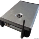 Apparato di elevata potenza, funziona indipendentemente dallo stereo di plancia.Riceve il segnale da qualsiasi dispositivo Bluetooth (tablet, smartphone etc...) e si collega a qualsiasi cassa stereo.Costruito per lavorare in condizioni ambientali gravose, produce una altissima qualità sonora.