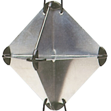 Modello pieghevole, in alluminio anodizzato.E’ leggero e di facile impiego. Viene venduto completo di custodia in PVC.