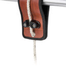 Aggancio mobile per la sospensione di parabordi.Rivestito esternamente in pelle, si adatta a tutti i corrimano o tubolari fino al diametro 50 mm.Il rivestimento interno in lana permette di non farlo scivolare ed evita graffi.La chiusura avviene per mezzo di larghe strisce a strappo che uniscono la parte finale.Per mezzo dello strozzatore con guance in Delrin dentellate in acciaio inox lucidato, adatto a cime di diametro da 10 a 14mm, la sospensione del parabordo può essere regolata in altezza.Internamente sono inserite due piastre in acciaio inox per garantire un fissaggio solido e sicuro dello strozzatore oltre a migliorare l’estetica in fase di applicazione.Anello passa-cima in acciaio inox.Possibilità di personalizzare colori della pelle, della fodera interna degli accessori e delle dimensioni per quantità superiori a 6 pezzi.