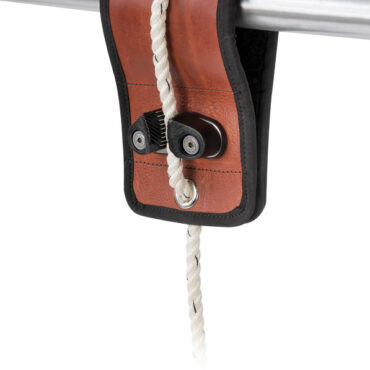 Aggancio mobile per la sospensione di parabordi.Rivestito esternamente in pelle, si adatta a tutti i corrimano o tubolari fino al diametro 50 mm.Il rivestimento interno in lana permette di non farlo scivolare ed evita graffi.La chiusura avviene per mezzo di larghe strisce a strappo che uniscono la parte finale.Per mezzo dello strozzatore con guance in Delrin dentellate in acciaio inox lucidato, adatto a cime di diametro da 10 a 14mm, la sospensione del parabordo può essere regolata in altezza.Internamente sono inserite due piastre in acciaio inox per garantire un fissaggio solido e sicuro dello strozzatore oltre a migliorare l’estetica in fase di applicazione.Anello passa-cima in acciaio inox.Possibilità di personalizzare colori della pelle, della fodera interna degli accessori e delle dimensioni per quantità superiori a 6 pezzi.