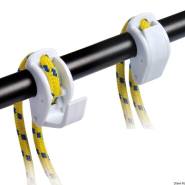 E' un dispositivo in nylon bianco per fissare e regolare in altezza i parabordi, senza nodi. Sui parabordi si deve utilizzare una cima del Ø di 8 mm.