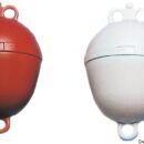 E’ indicato per piccoli scafi ed ormeggio volanti. Con doppio anello da un lato, e semplice dall’altro, colori disponibili arancione, bianco, giallo.
