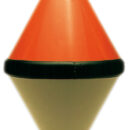 Di colore bianco e rosso, con guarnizione periferica centrale in PVC morbido nero. Tirante centrale passante robustissimo, in ferro zincato. E’ riempito interamente in resina poliuretanica resistente agli idrocarburi, quindi inaffondabile. Misure disponibili secondo i litri di galleggiamento.