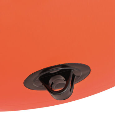 Boa gonfiabile gigante in PVC, di forma cilindrica, studiata per segnalare le virate sui campi di regata. Dotata di valvola di gonfiaggio / sgonfiaggio rapido e di 4 passacavi inferiori per il fissaggio del piombo, che permettono una ripartizione uniforme del peso. Completa di una o due tasche laterali trasparenti per l’inserimento di loghi e/o messaggi pubblicitari. Rete di ancoraggio optional in levilene in cui inserire la boa, nel momento del gonfiaggio, per distribuire al meglio la trazione in acqua.