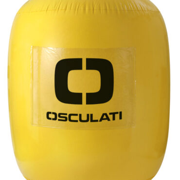 Boa gonfiabile gigante in PVC, di forma cilindrica, studiata per segnalare le virate sui campi di regata. Dotata di valvola di gonfiaggio / sgonfiaggio rapido e di 4 passacavi inferiori per il fissaggio del piombo, che permettono una ripartizione uniforme del peso. Completa di una o due tasche laterali trasparenti per l’inserimento di loghi e/o messaggi pubblicitari. Rete di ancoraggio optional in levilene in cui inserire la boa, nel momento del gonfiaggio, per distribuire al meglio la trazione in acqua.