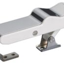 Con chiusura a leva eccentrica. In termogomma elastica con frontale in acciaio inox lucidato a specchio. Escursione elastica 6 mm.