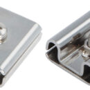 Acciaio inox AISI 316 lucidato. Si possono combinare in serie per contenere più parabordi.