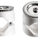 Acciaio inox AISI 316 lucidato. Si possono combinare in serie per contenere più parabordi.