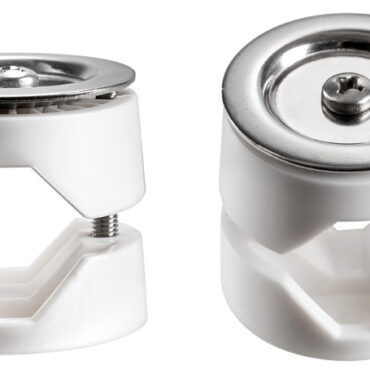 Acciaio inox AISI 316 lucidato. Si possono combinare in serie per contenere più parabordi.