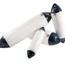 Fabbricati in morbido PVC di alta qualità. Corpo bianco con testa blu. Provvisti di valvola di gonfiaggio/sgonfiaggio.I modelli OF4/OF6 possono essere anche usati come rulli di alaggio per scafi. Pressione massima 0,15 bar.