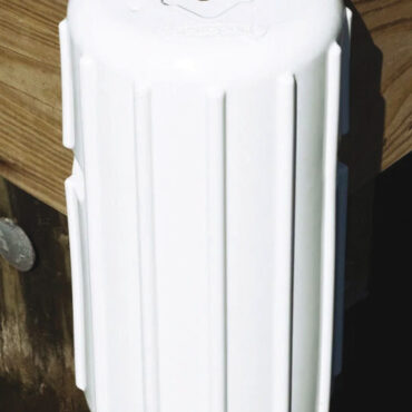 In PVC con valvola a spillo.