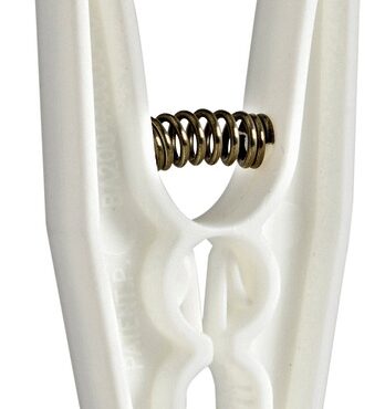 Fabbricate in plastica, tramite ingegnoso sistema di sicurezza, permettono di evitare l'apertura della molletta anche nelle condizioni più gravose. Molla interna in acciaio inox.