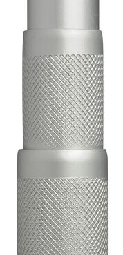 Completamente in alluminio anodizzato naturale (compreso raffio). Ha un bloccaggio rapido in qualsiasi punto tramite rotazione, é un modello estremamente robusto.