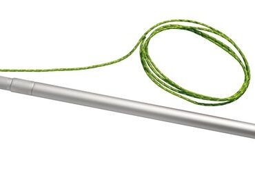 Oltre a funzionare come gancio d'accosto permette con un solo movimento di agganciare l'occhio del gavitello e recuperare a doppino la cima di ormeggio.Caratteristiche tecniche:- gancio attracco in tecnopolimero speciale ad altissima resistenza;- manico in lega leggera anodizzata;- telescopico 105/245 cm.