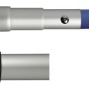 Fabbricato in alluminio anodizzato naturale, con gancio in tecnopolimero bicomponente antisdrucciolo. Bloccaggio rapido in qualsiasi punto tramite rotazione.