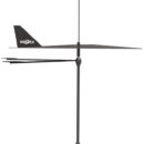 Segnavento con frecce, montato su pietra dura per la scorrevolezza. Sensibilissimo e stabile, munito d’indicatore angolo bolina. Venduto in confezione espositiva.