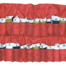 Bandiere conformi al Codice Internazionale della Navigazione. Ciascuna con cimetta, olivetta di fissaggio e lettera in chiaro cucita nell’angolo. Organizzate in contenitore arrotolabile. Misura bandiere 30x42 cm.