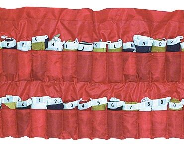 Bandiere conformi al Codice Internazionale della Navigazione. Ciascuna con cimetta, olivetta di fissaggio e lettera in chiaro cucita nell’angolo. Organizzate in contenitore arrotolabile. Misura bandiere 30x42 cm.