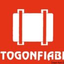 In PVC rosso su fondo bianco. Obbligatori sulle imbarcazioni marchiate CE. Solo in lingua italiana.