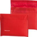 In nylon cordura con interposti fogli di polietilene galleggiante. E’ un oggetto funzionale e molto robusto. A richiesta, per almeno 100 pezzi, marchio del cliente.