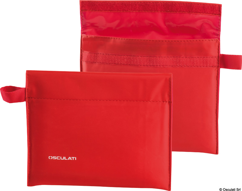 In nylon cordura con interposti fogli di polietilene galleggiante. E’ un oggetto funzionale e molto robusto. A richiesta, per almeno 100 pezzi, marchio del cliente.