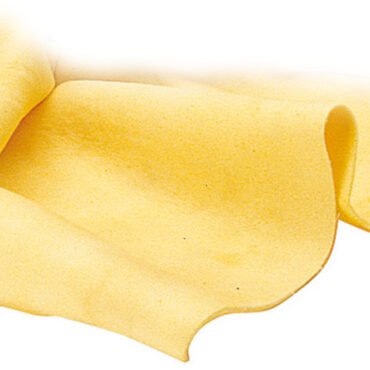 Pelli intere trattate con una conciatura speciale per uso in ambienti salmastri. L’asciugatura con pelli naturali dà un risultato inavvicinabile con le pelli sintetiche.