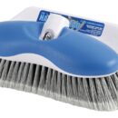 Puo’ essere usato con la mano, oppure con qualsiasi manico a scatto SHURHOLD. Ergonomico, con parabordo incorporato. Adatto sia per la carena che per il ponte.