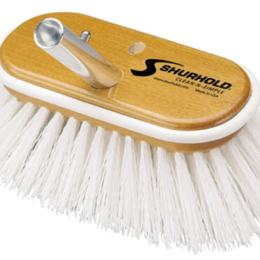 Struttura in legno marino verniciato ai poliuretani, bordo antiurto, “fibre premium”, attacco angolato a scatto in alluminio. Disponibili in 2 diverse dimensioni.