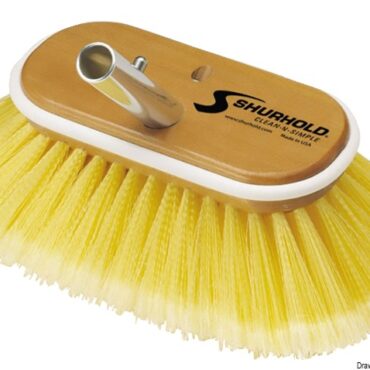 Struttura in legno marino verniciato ai poliuretani, bordo antiurto, “fibre premium”, attacco angolato a scatto in alluminio. Disponibili in 2 diverse dimensioni.