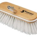 Struttura in legno marino verniciato ai poliuretani, bordo antiurto, “fibre premium”, attacco angolato a scatto in alluminio. Disponibili in 2 diverse dimensioni.