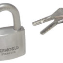 Corpo e arco in acciaio inox AISI 304, serratura in ottone cromato.