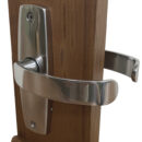 Il nottolino di bloccaggio rimane all’interno della porta fino a che questa arriva in posizione chiusa; il magnete nel riscontro (incluso) richiama il nottolino che ferma la porta.Grazie alla funzione del magnete sono universali per ogni tipo di verso apertura.Per porte spessore 19/38 mm.