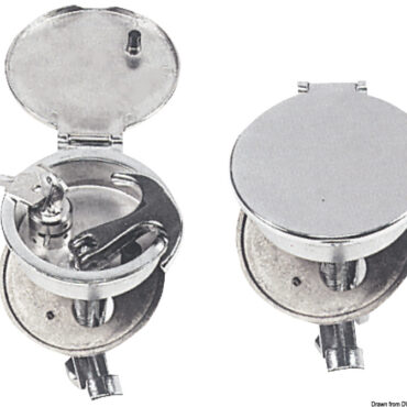 In ottone cromato ad incasso, con coperchio di chiusura. Il tiraggio tramite rotazione della maniglia rende la chiusa più stagna. Regolazione fermo da 5 a 50 mm.