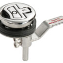 Con sistema a camma eccentrica che, abbassando la maniglietta, trasla verso l’alto la leva interna di fermo, realizzando così una chiusura più sicura, stagna e senza vibrazioni. Allo stesso modo, alzando la maniglietta, la leva interna si alza e libera il portello. Completamente in acciaio inox AISI 316 lucidato a specchio.