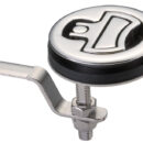 Con sistema a camma eccentrica che, abbassando la maniglietta, trasla verso l’alto la leva interna di fermo, realizzando così una chiusura più sicura, stagna e senza vibrazioni. Allo stesso modo, alzando la maniglietta, la leva interna si alza e libera il portello. Completamente in acciaio inox AISI 316 lucidato a specchio.