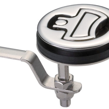 Con sistema a camma eccentrica che, abbassando la maniglietta, trasla verso l’alto la leva interna di fermo, realizzando così una chiusura più sicura, stagna e senza vibrazioni. Allo stesso modo, alzando la maniglietta, la leva interna si alza e libera il portello. Completamente in acciaio inox AISI 316 lucidato a specchio.