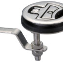 Con sistema a camma eccentrica che, abbassando la maniglietta, trasla verso l’alto la leva interna di fermo, realizzando così una chiusura più sicura, stagna e senza vibrazioni. Allo stesso modo, alzando la maniglietta, la leva interna si alza e libera il portello. Completamente in acciaio inox AISI 316 lucidato a specchio.