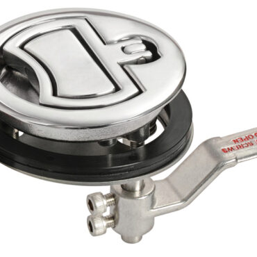 Con sistema a camma eccentrica che, abbassando la maniglietta, trasla verso l’alto la leva interna di fermo, realizzando così una chiusura più sicura, stagna e senza vibrazioni. Allo stesso modo, alzando la maniglietta, la leva interna si alza e libera il portello. Completamente in acciaio inox AISI 316 lucidato a specchio.